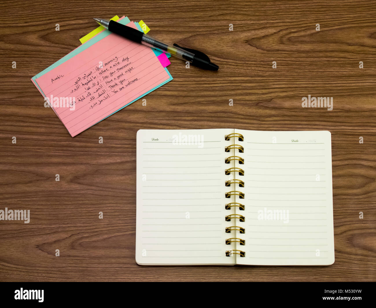 Arabisch; Erlernen der neuen Sprache schreiben der Wörter auf dem Notebook Stockfoto