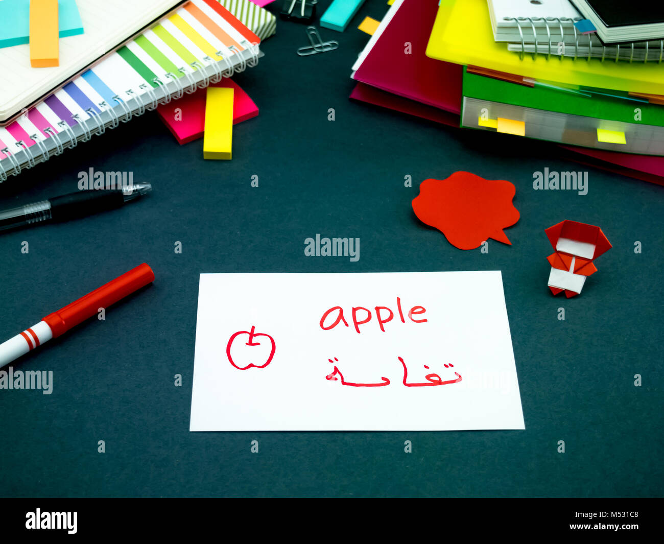 Neue Sprache machen Original Karteikarten zu lernen; Arabisch Stockfoto