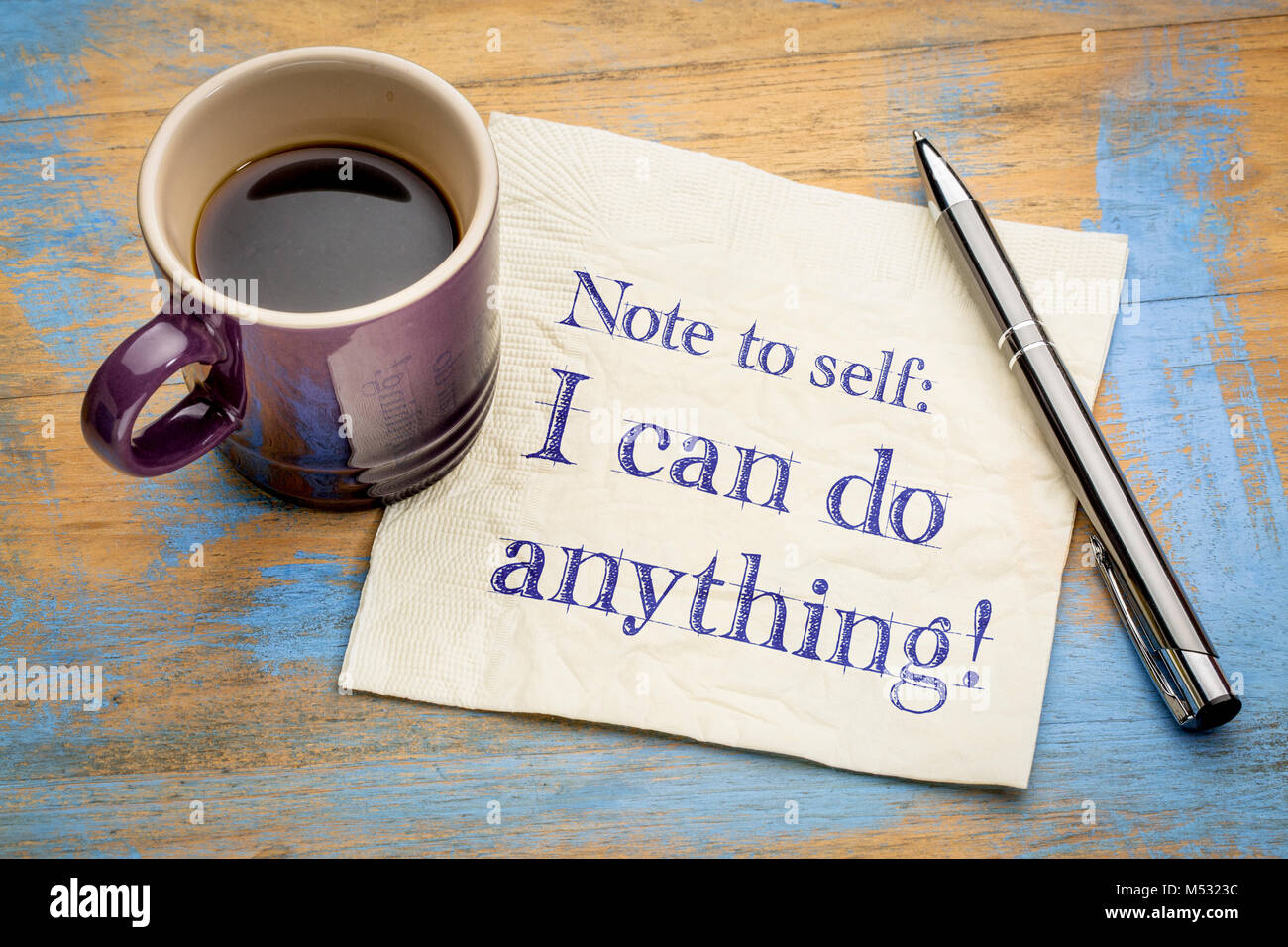 Notiz an selbst: Ich kann alles! Handschrift auf eine Serviette mit einer Tasse Espresso Stockfoto