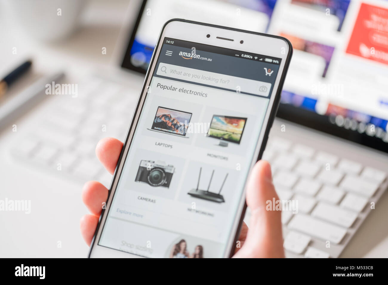 Melbourne, Australien - Feb 2, 2018: Surfen im Amazon online shopping Store auf einem Smartphone. Amazon ist der größte Online-Händler der Welt. Stockfoto