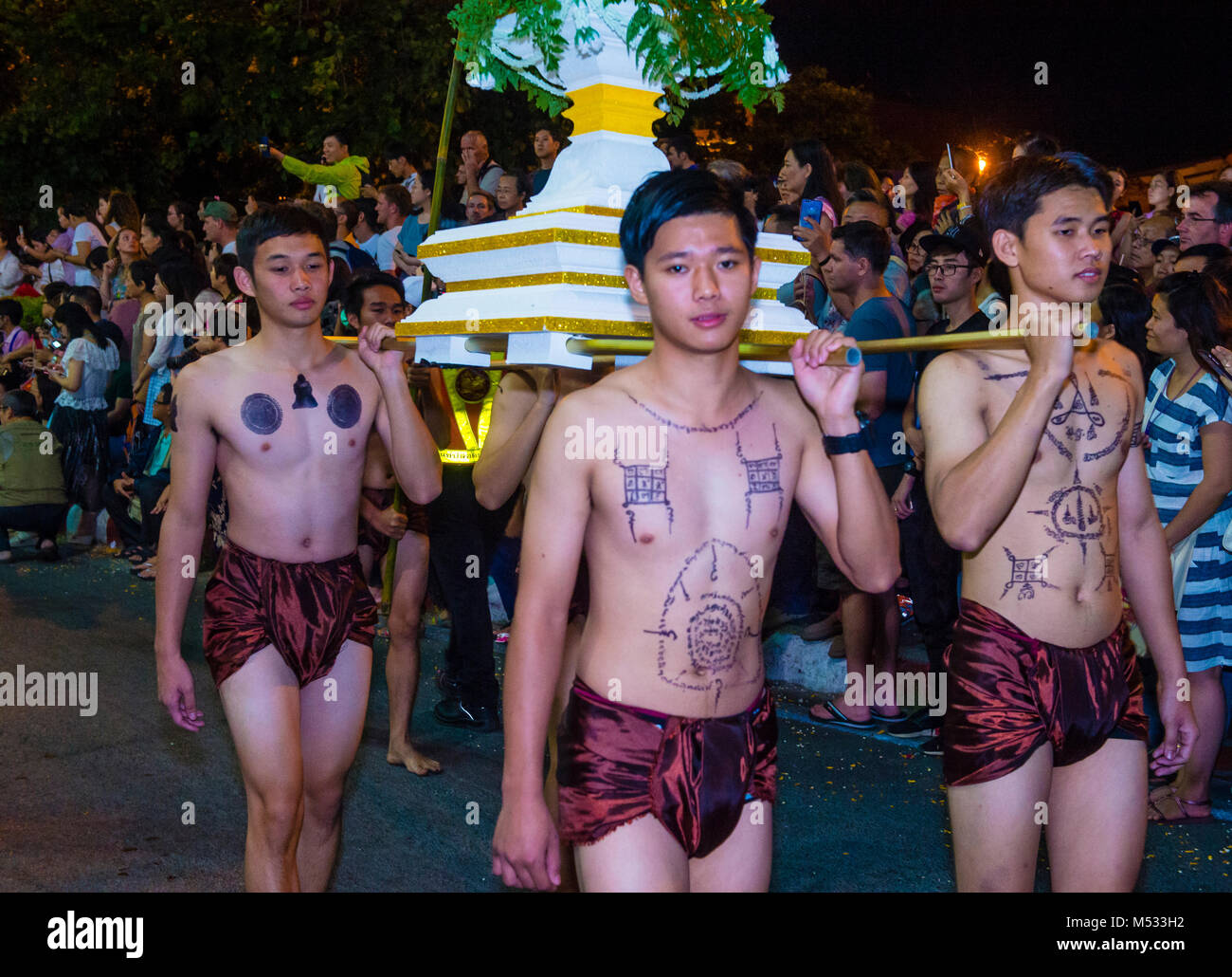 CHIANG MAI, THAILAND - Nov. 04: Teilnehmer an einer Parade während Yee Peng Festival in Chiang Mai, Thailand am 04. November 2017 Stockfoto