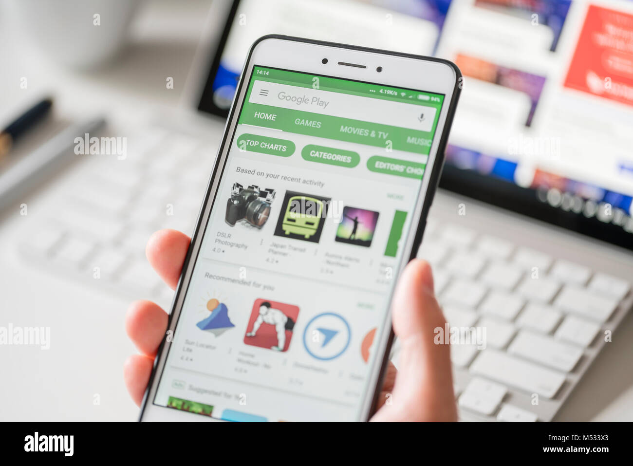 Surfen im Google Play Store auf einem Smartphone Stockfoto