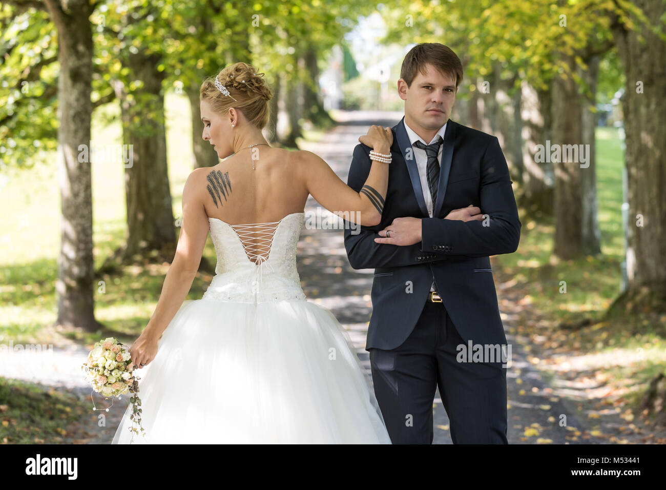 Junge Braut und Bräutigam Stockfoto