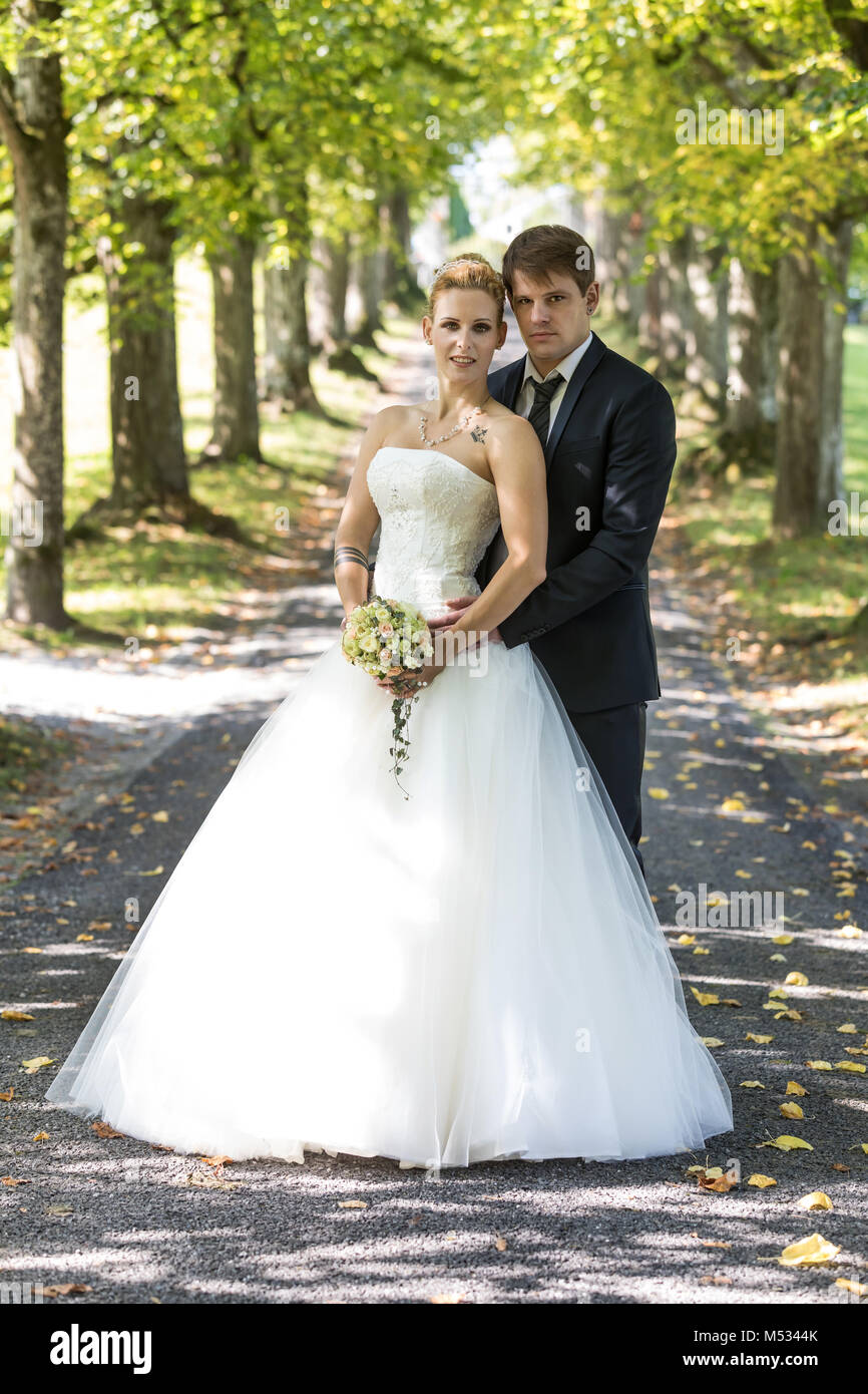 Junge Braut und Bräutigam Stockfoto