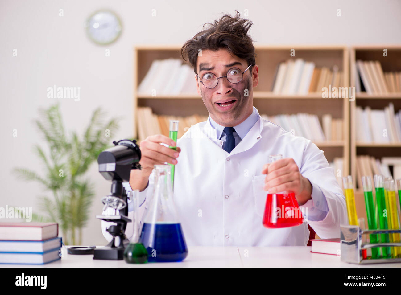 Mad verrückter Wissenschaftler Doktor Experimente in einem Labor Stockfoto