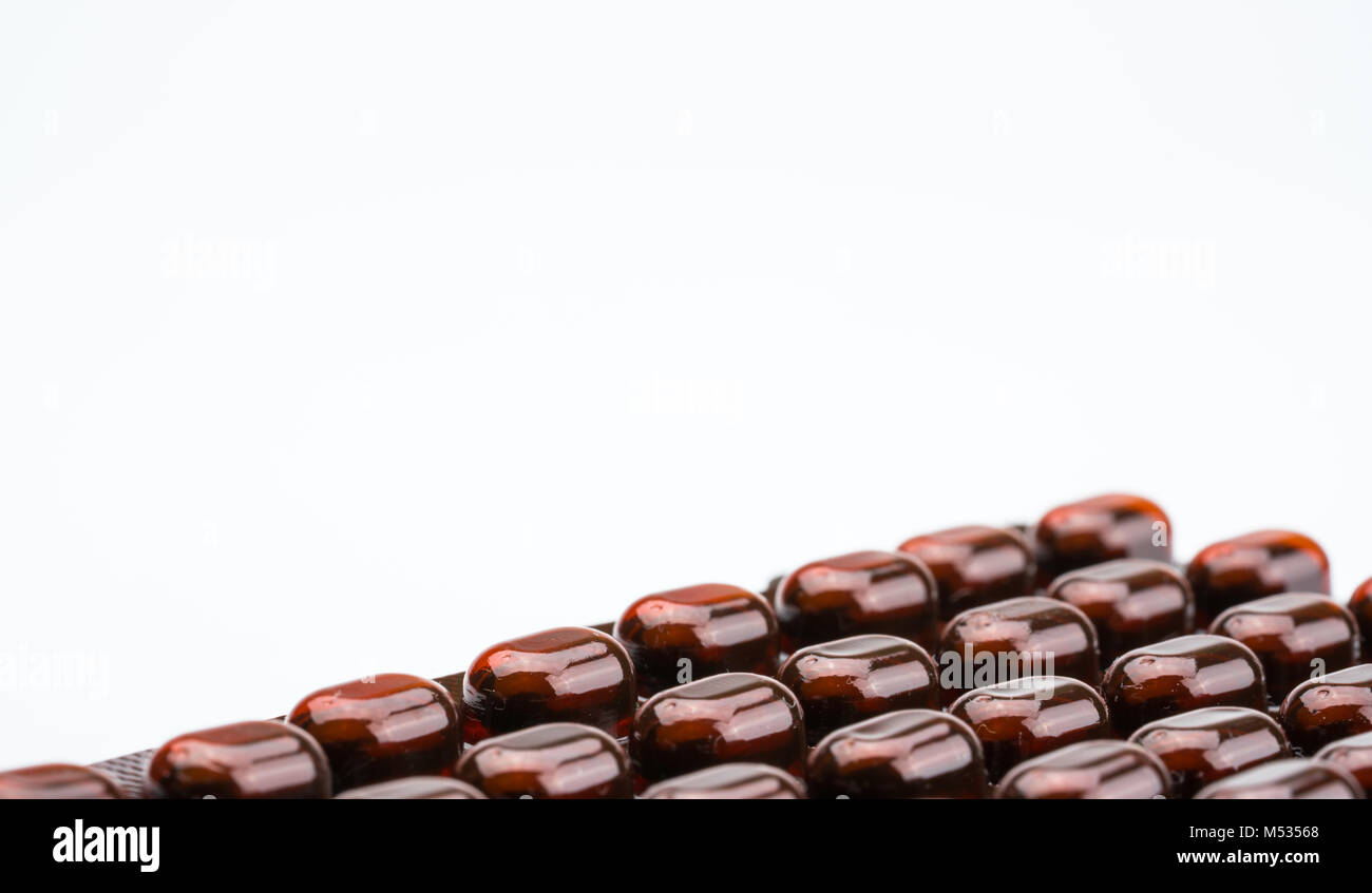 Tabletten Pillen Medizin in Licht beständig Blister auf weißem Hintergrund mit kopieren. Vitamine und Mineralstoffe tabletten Pillen für schwangere Frauen. F Stockfoto