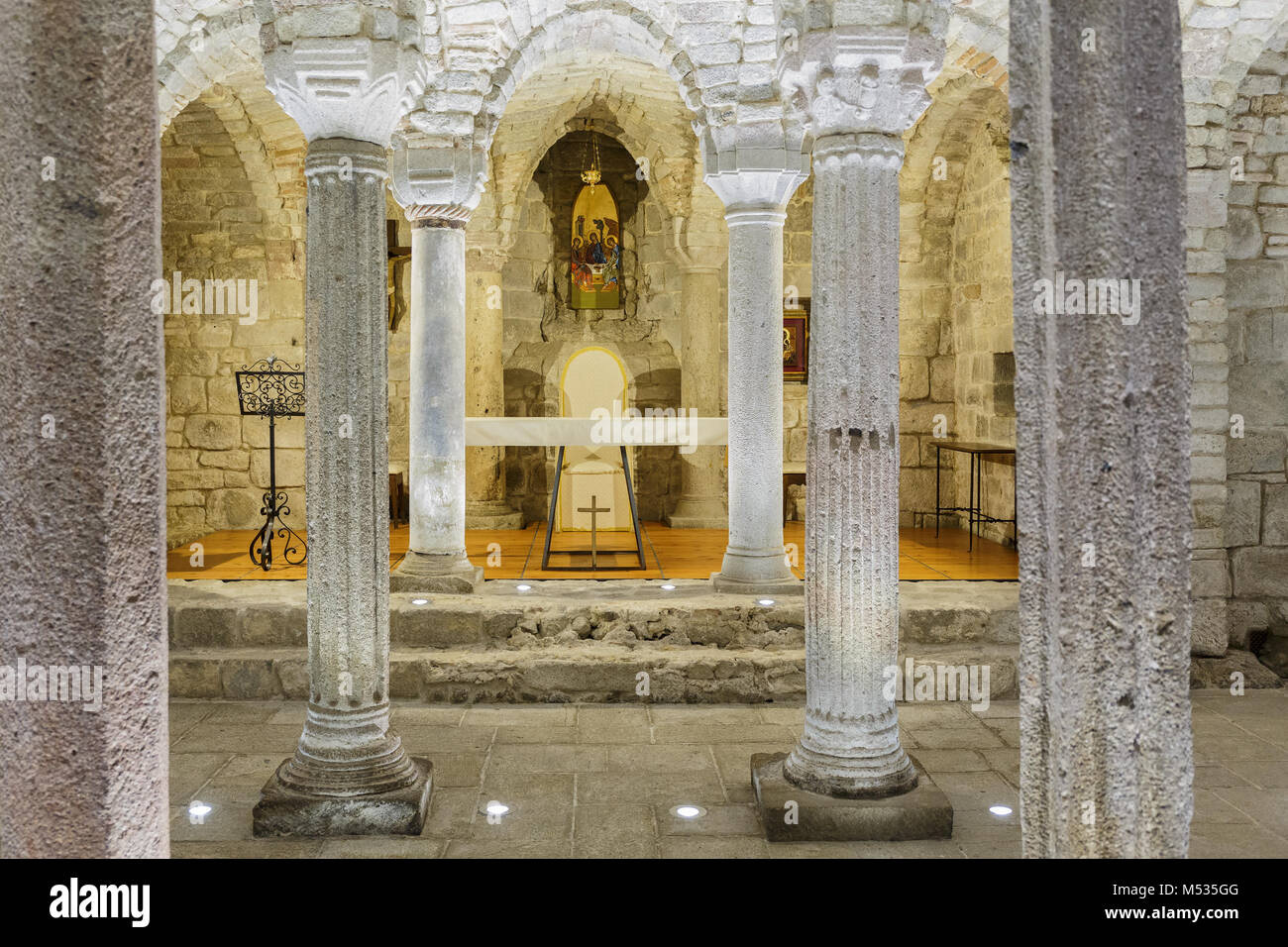 Altar in der alten Krypta Stockfotografie - Alamy