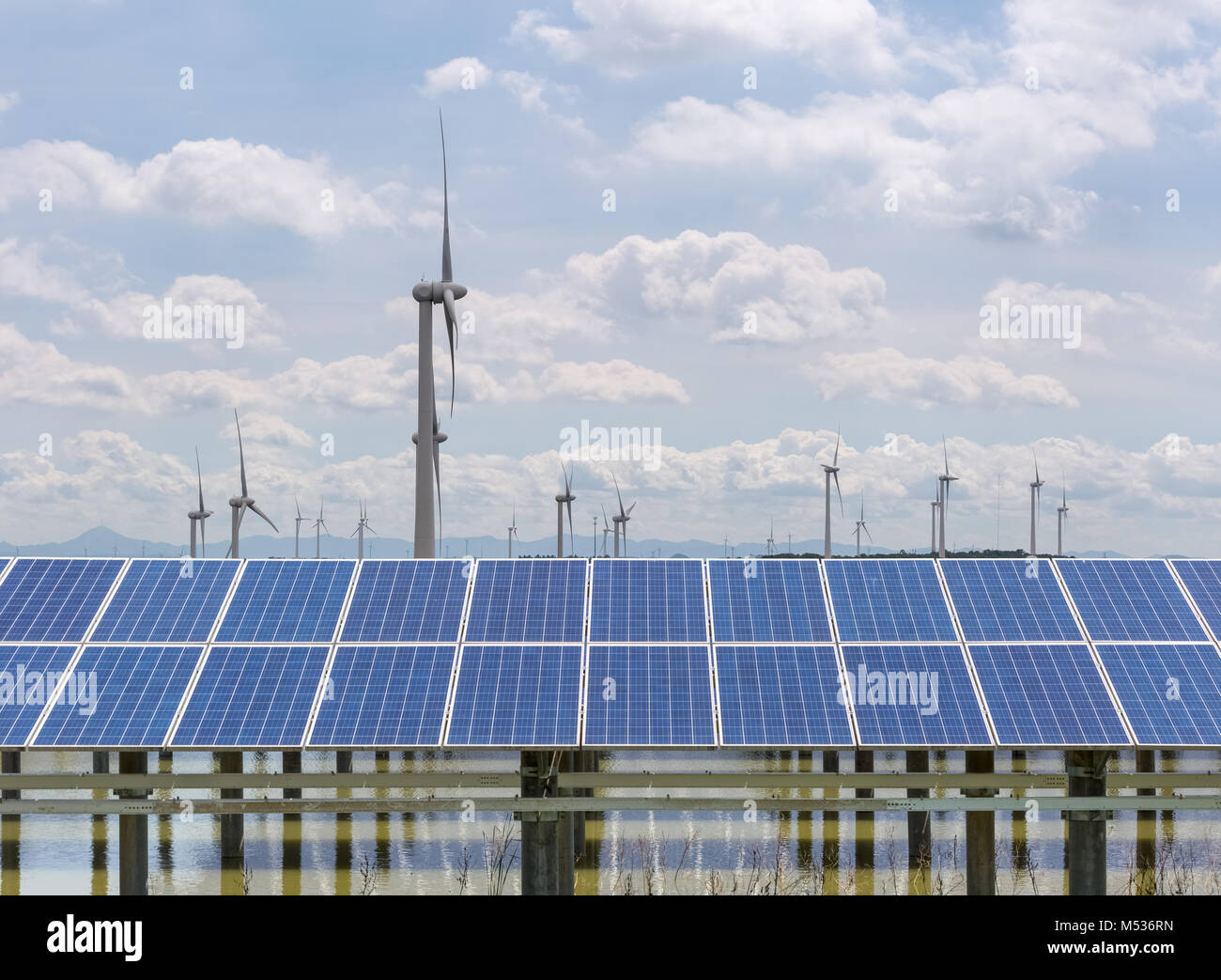 Photovoltaik Kraftwerken und Windparks Stockfoto