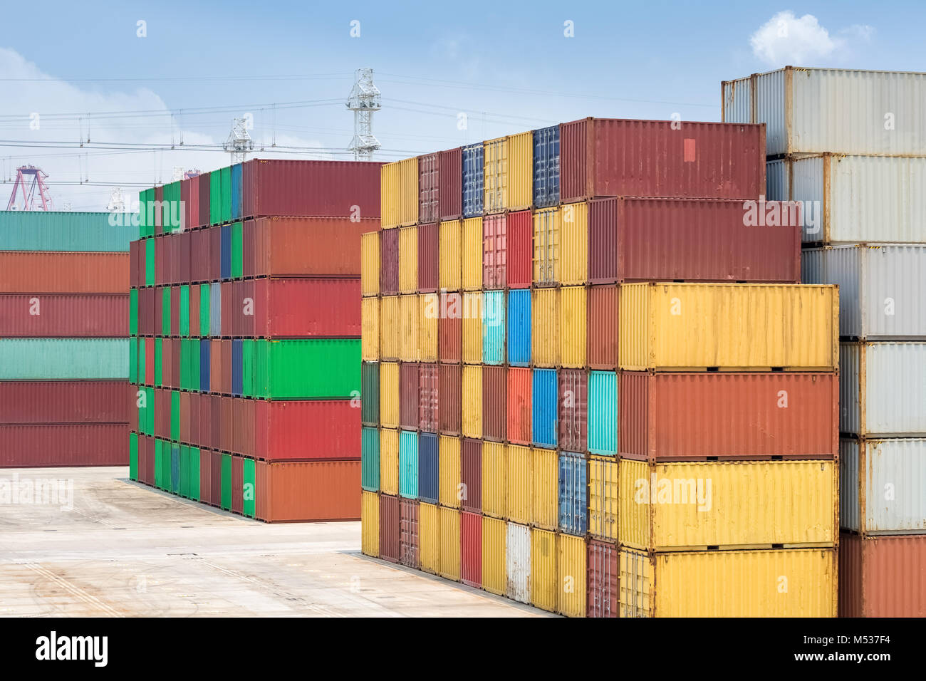 Shipping Container yard Stapel Stockfoto