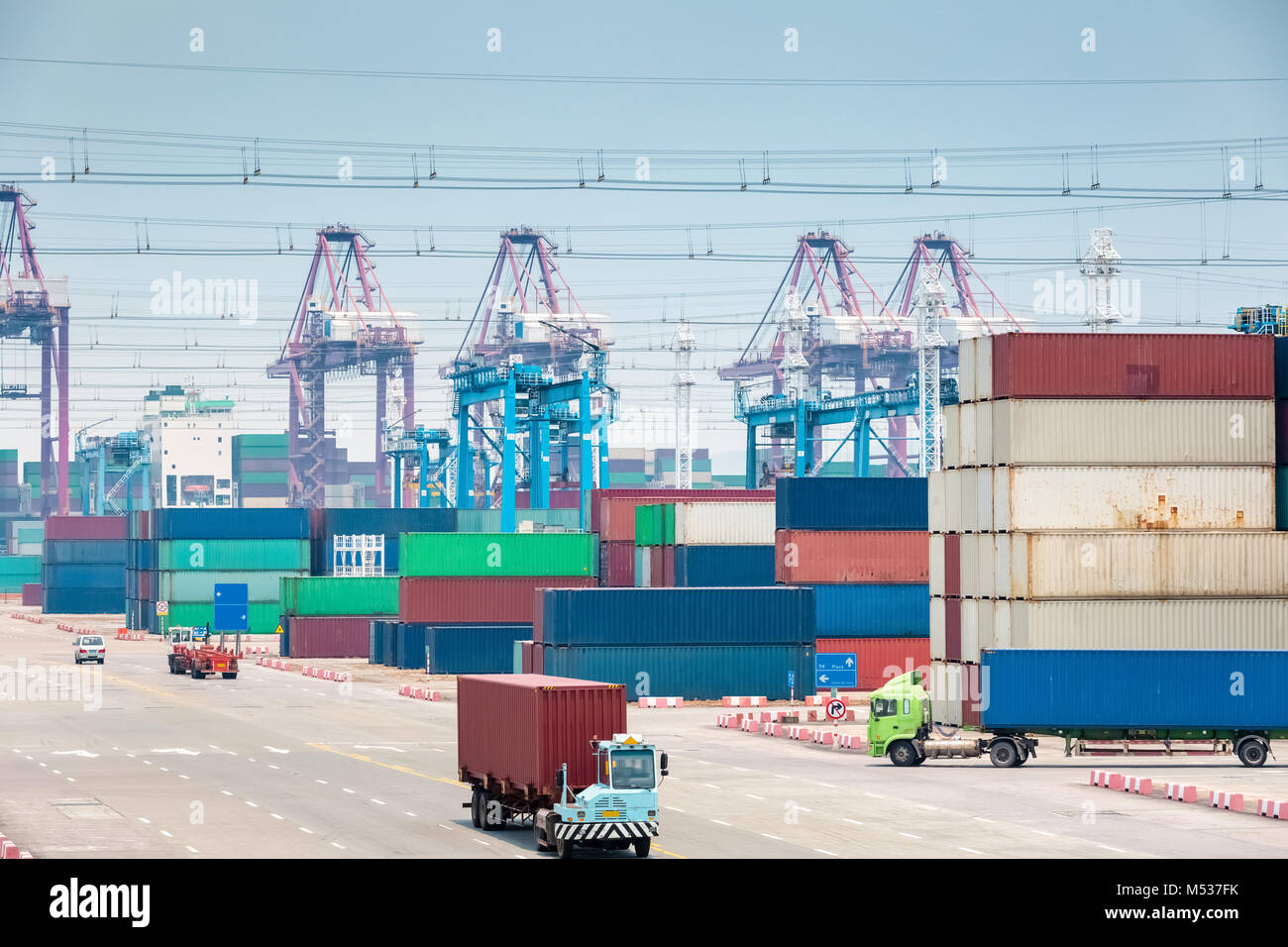 Besetzt Containergebirge yard closeup Stockfoto