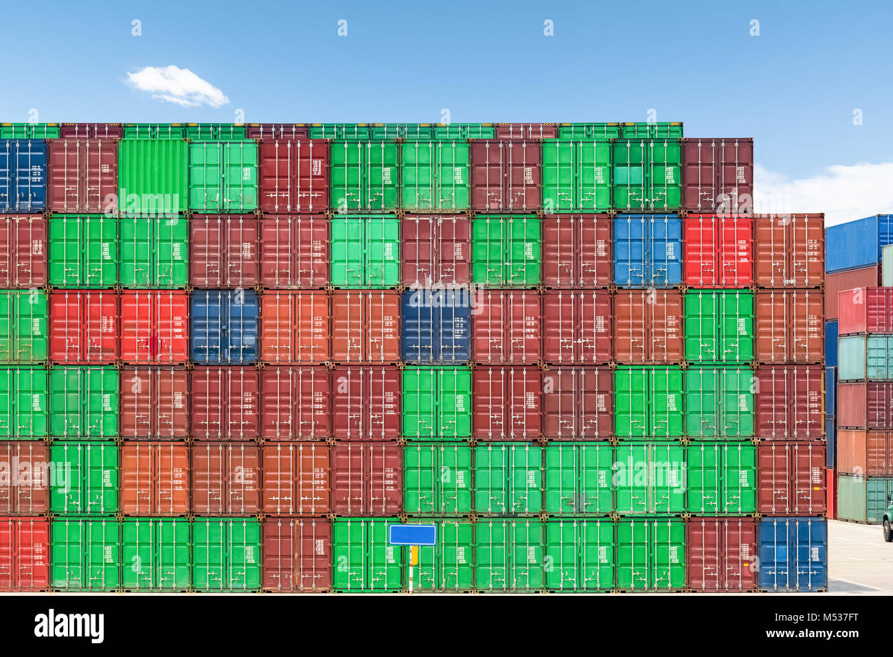 Container vor blauem Himmel Stockfoto