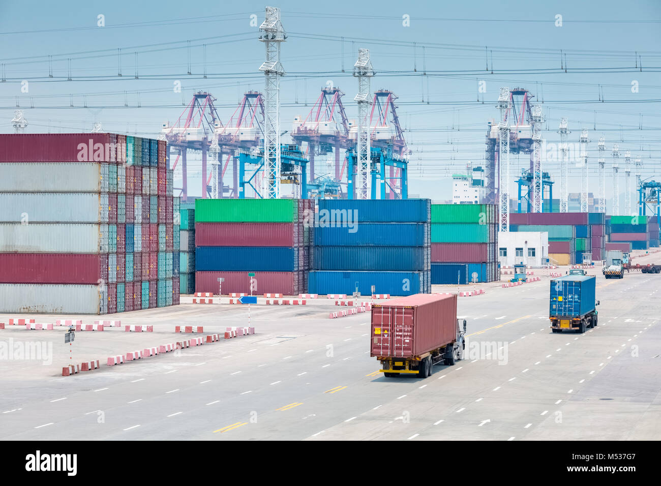 Besetzt Container Terminal closeup Stockfoto