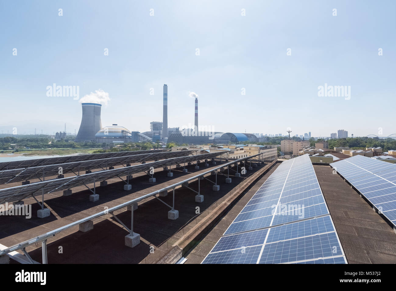 Dach Solar Energie und thermisches Kraftwerk Stockfoto