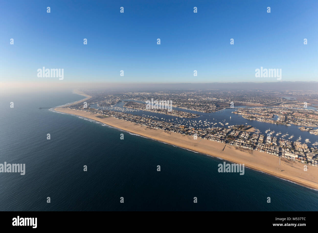 Luftaufnahme von Küstennebel über Newport Beach in Orange County, Kalifornien. Stockfoto