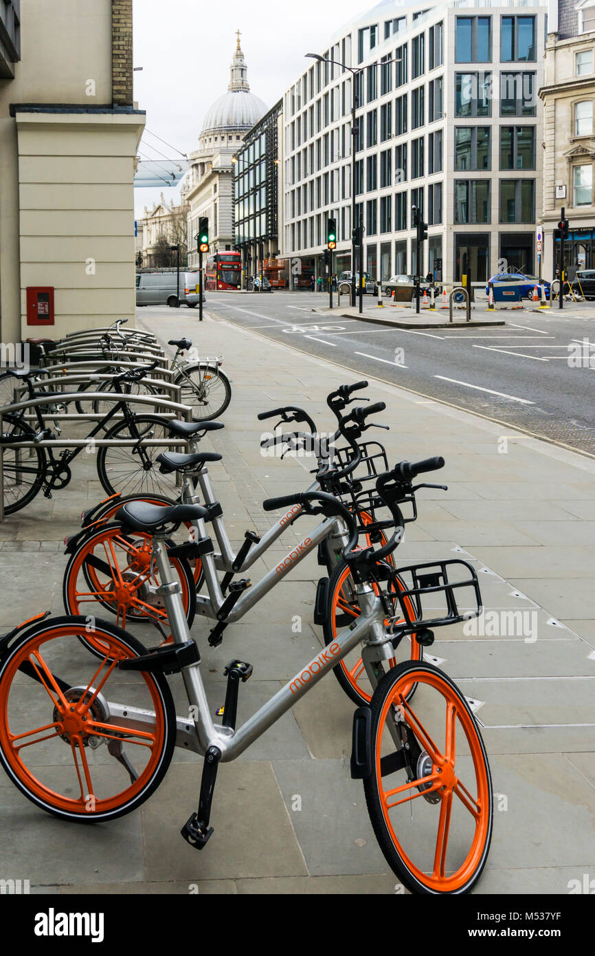 Mobike Dock - Kostenlose Fahrräder mieten in der Stadt von London. Stockfoto