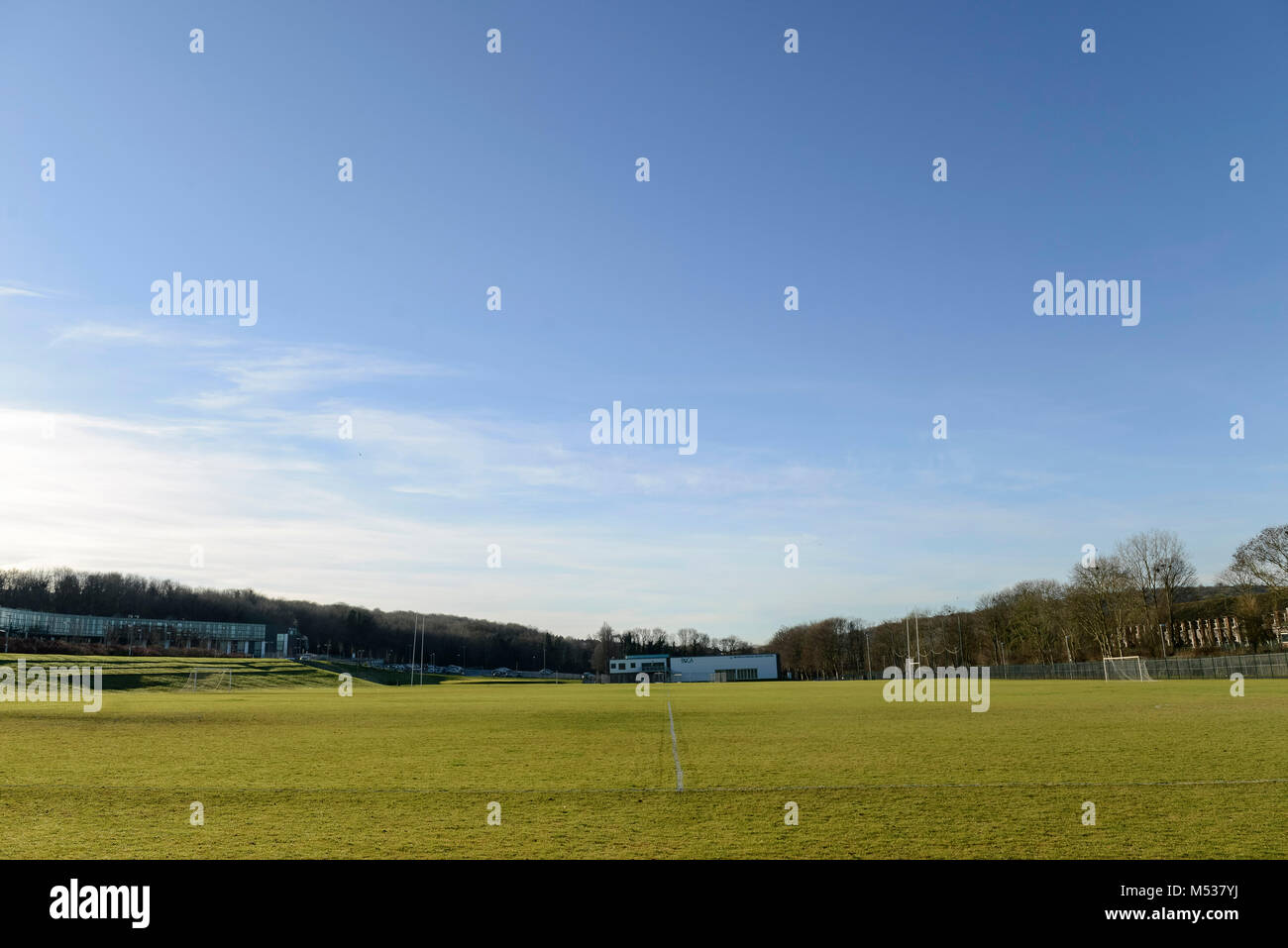 Schule Sportplätze und Plätze für Sportarten wie Fußball und Rugby mit ordentlich Gras gekennzeichnet Stockfoto