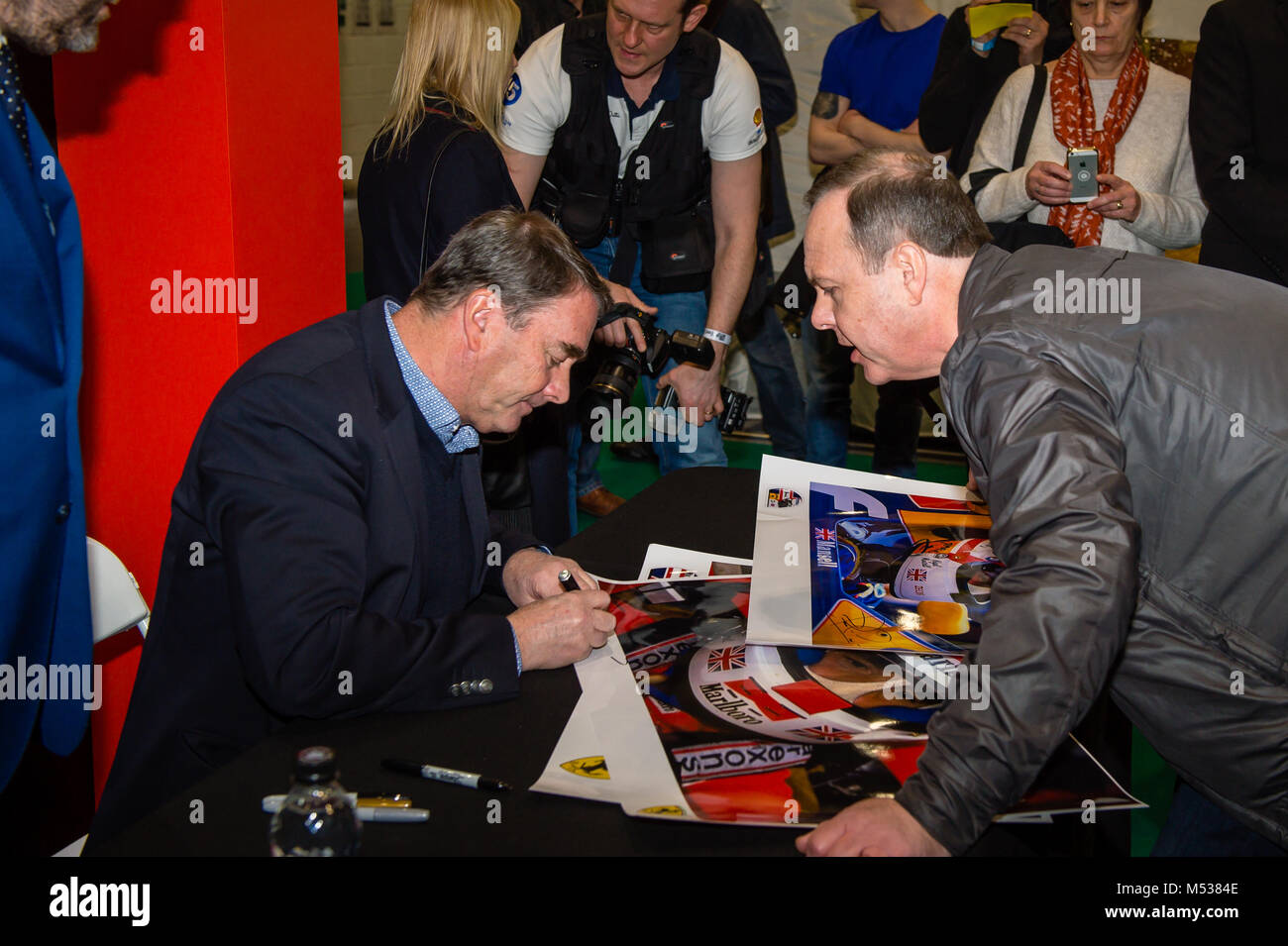 Nigel Mansell Autogramme für die Fans an der London Classic Car Show & Historic Motorsport internationalen Schau in ExCel Stockfoto