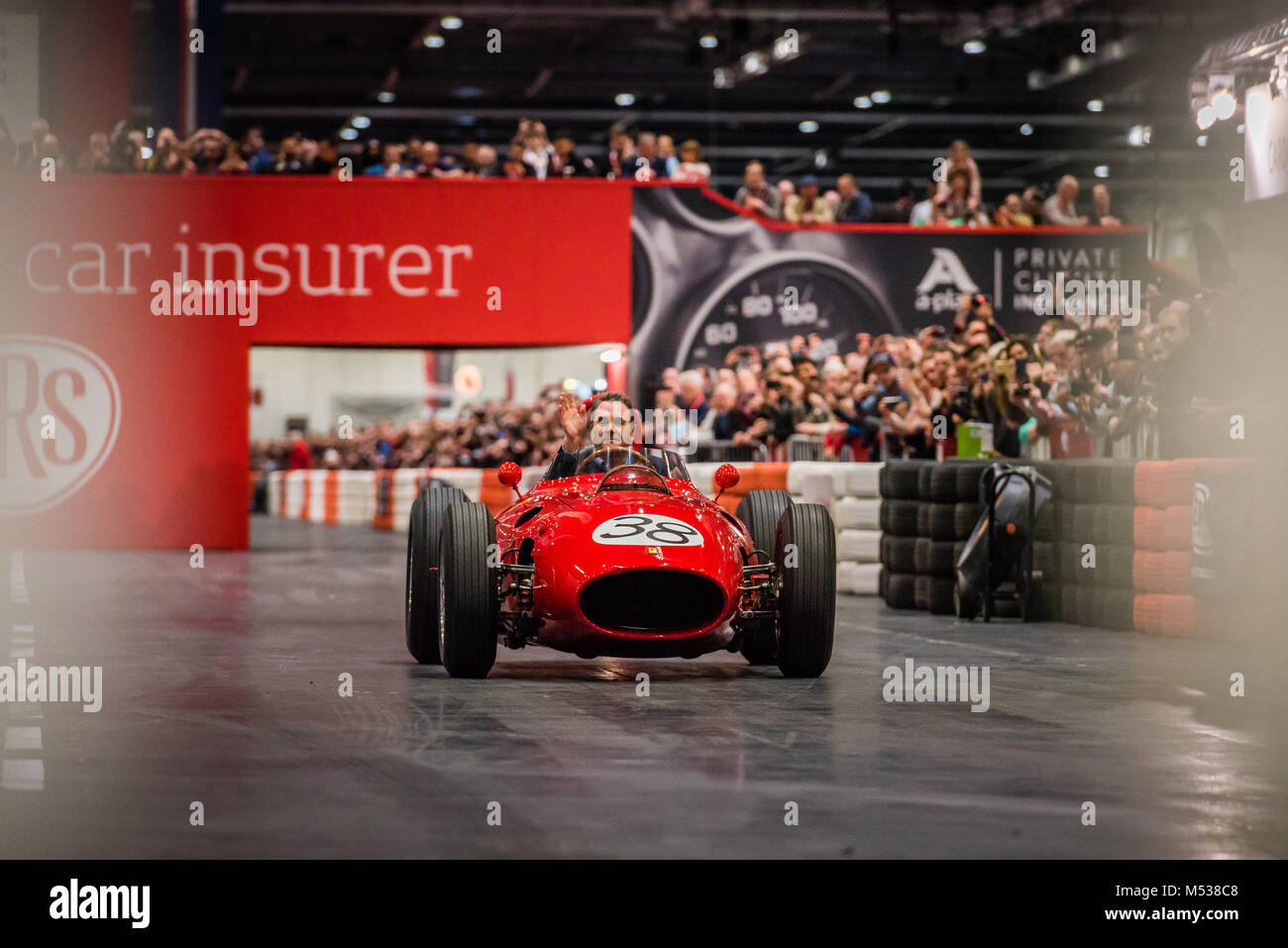 Nigel Mansell fahren 1960 Ferrari Dino 246 F1-Wagen an der London Classic Car Show & Historic Motorsport internationalen Schau in ExCel Stockfoto