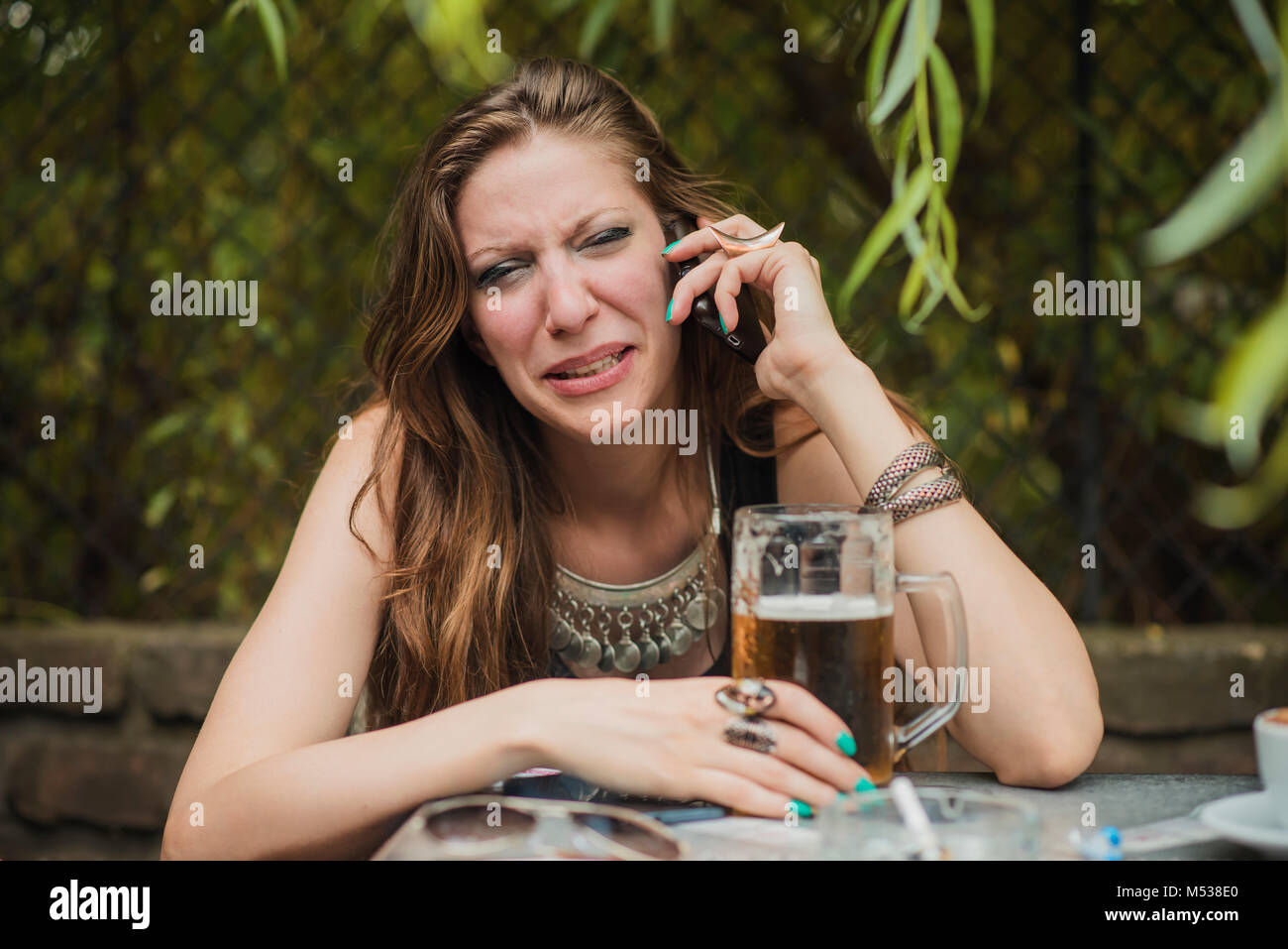Frau oben brechen über Ihr Mobiltelefon Stockfoto