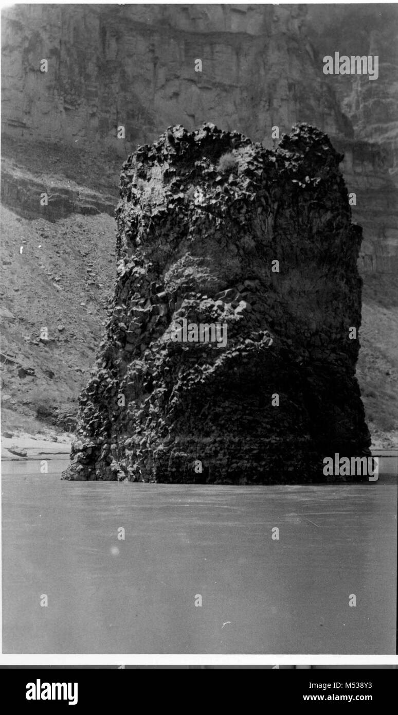 THOR'S HAMMER. VULCAN'S FORGE. COLORADO RIVER, Grand Canyon National Monument. Fotograf JOHANNES RIFFEY. CIRCA 1947. Grand Canyon Nat Park historische Fluss Foto. Stockfoto