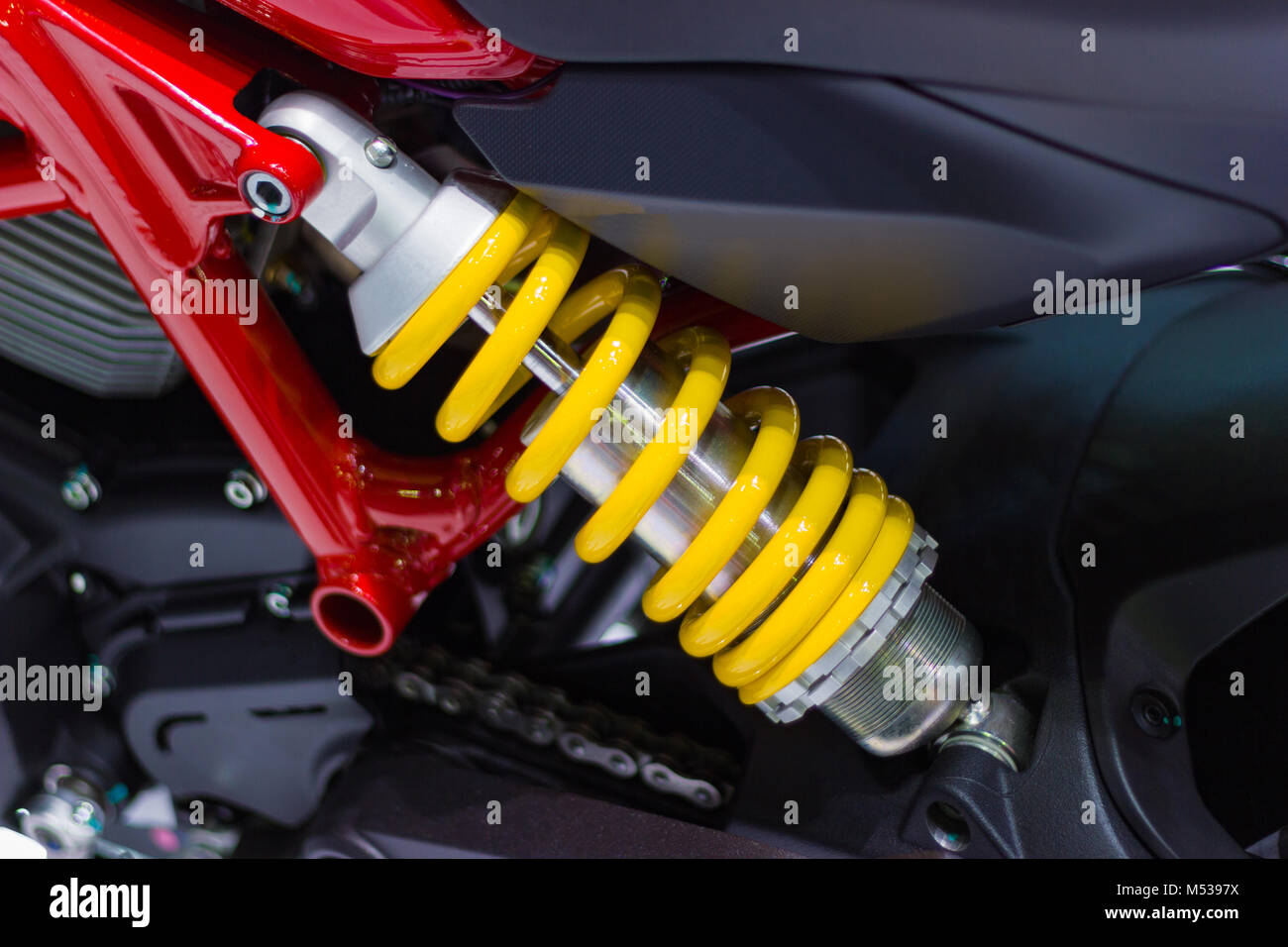 Gelb Stoßdämpfer von Motorrad zu absorbieren Stöße Stockfoto