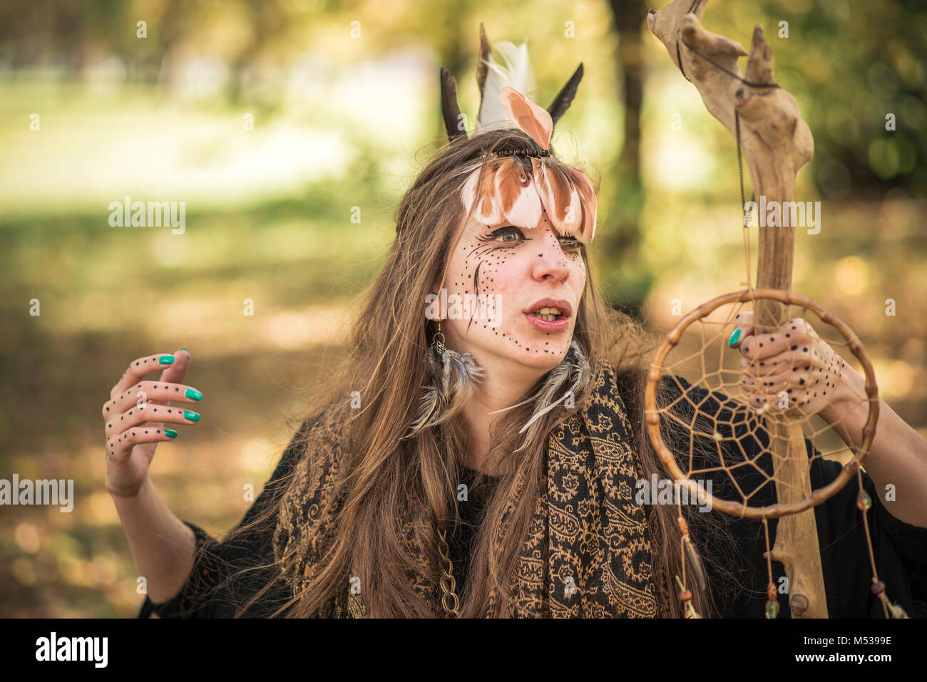 Schamane tribal Frau casting Ritual Magic in der Natur Stockfoto