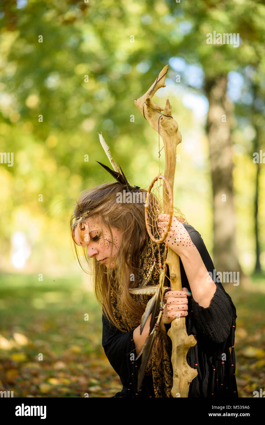 Schamane tribal Frau casting Ritual Magic in der Natur Stockfoto