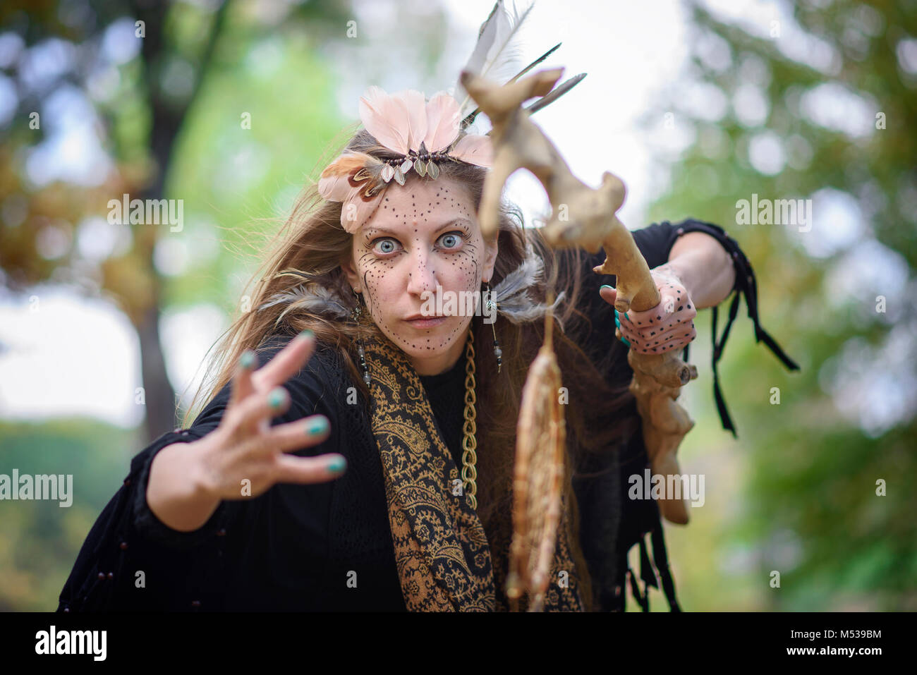 Schamane tribal Frau casting Ritual Magic in der Natur Stockfoto