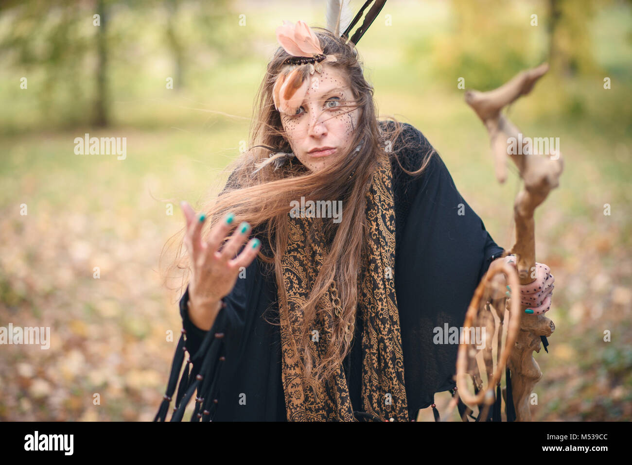 Schamane tribal Frau casting Ritual Magic in der Natur Stockfoto