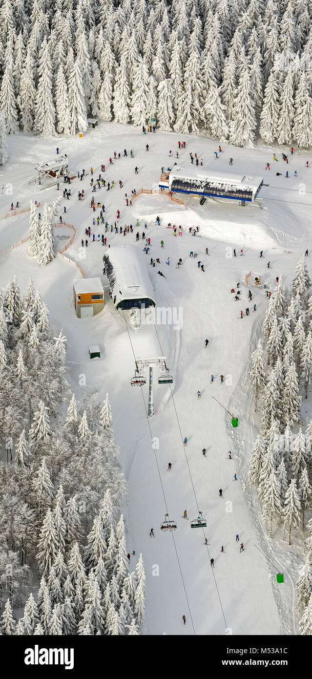 Luftaufnahme, Bergstation Skilift, Schnee, Skilift, Schlangen vor dem Skilift, Winter in Winterberg, Winterberg, Sauerland, Hochsauerlandk Stockfoto