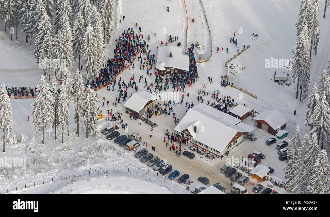 Luftaufnahme, Skilift, Schnee, Schlangen vor dem Skilift, im Winter im Winter, Berg, Winter, Berg, Sauerland, Hochsauerlandkreis HSK,Rh Stockfoto