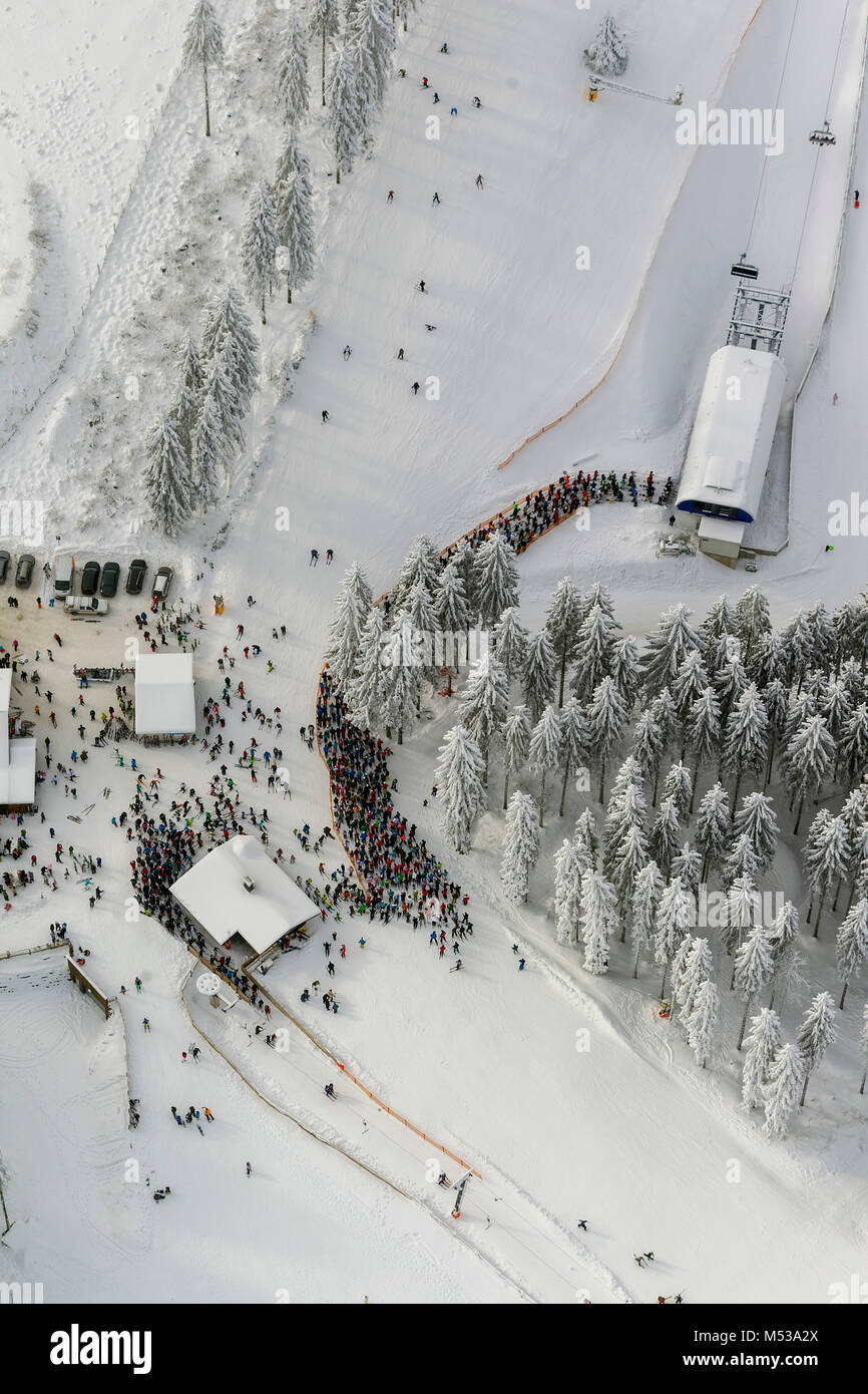 Luftaufnahme, Skilift, Schnee, warte Linie vor dem Skilift, im Winter im Winter, Berg, Winter, Berg, Sauerland, Hochsauerlandkreis, HSK, noch Stockfoto