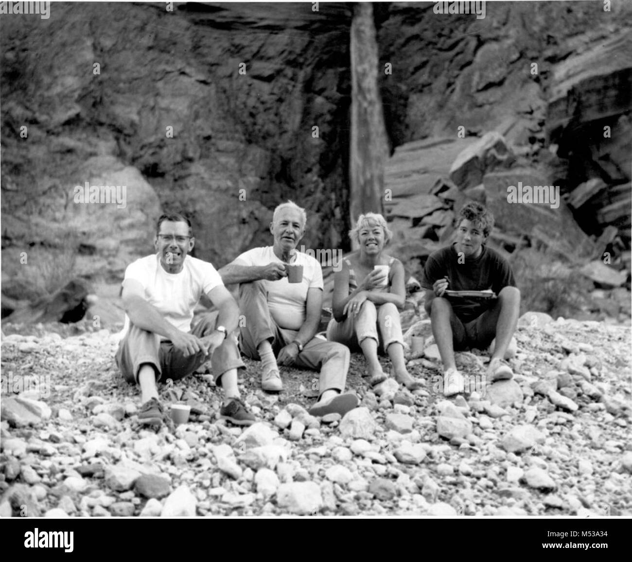 Abendessen am Deer Creek Falls. Von links nach rechts: Robert BENDT, BATES WILSON, Frau. UDALL, Tom Udall. Foto von DAVE BEAL, Colorado River im GRAND CANYON. Juni 26, Grand Canyon Nat Park historische Fluss 1967 Foto. Stockfoto