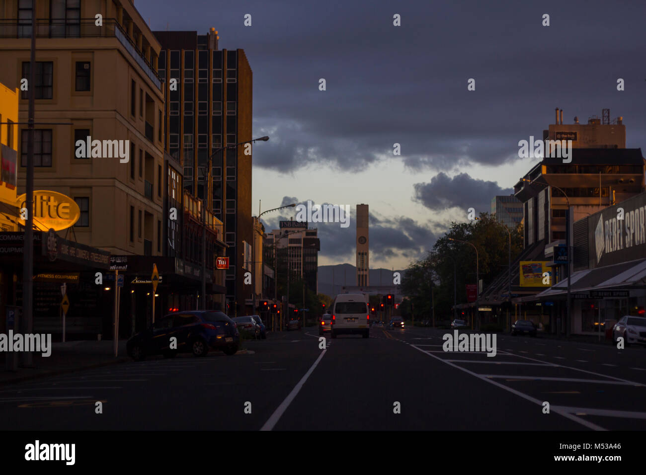 Palmerston North Stadt in der Dämmerung, mit Bergen und Uhrturm auf dem Hintergrund, Neuseeland Stockfoto