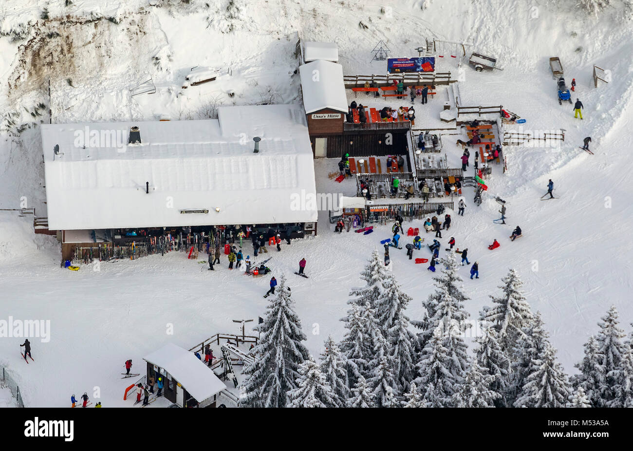 Luftaufnahme, Skilift, Schlangen vor dem Skilift, im Winter im Winter Berg, Schnee, Winter, Berg, Sauerland, Hochsauerlandkreis HSK,Rh Stockfoto