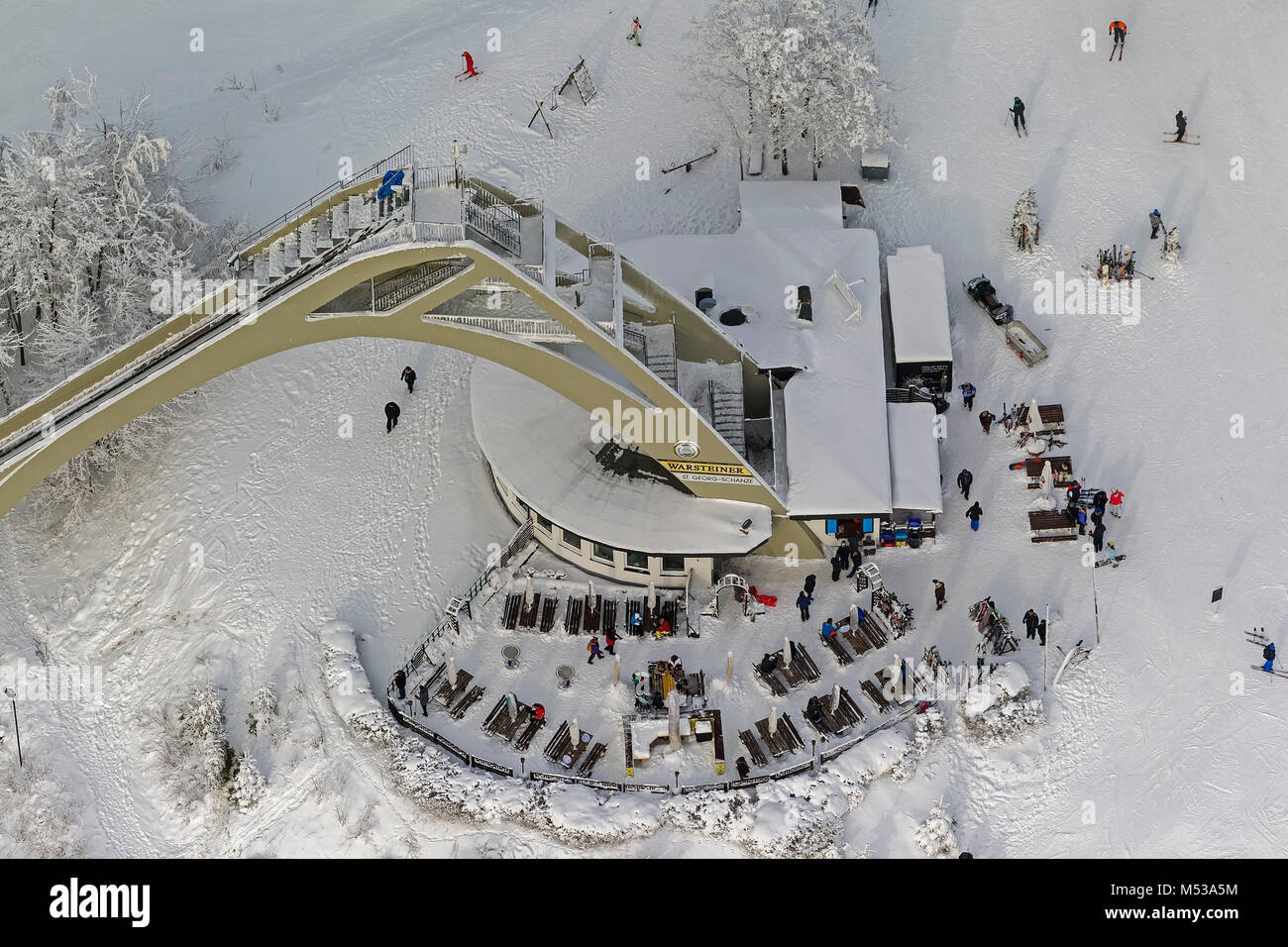 Luftaufnahme, St. Georg Schanze, Apres-ski, rest stop, Skilift, Schnee, Schlangen vor dem Skilift, Winter in Winterberg, Winterberg, Sauerland, Ho Stockfoto