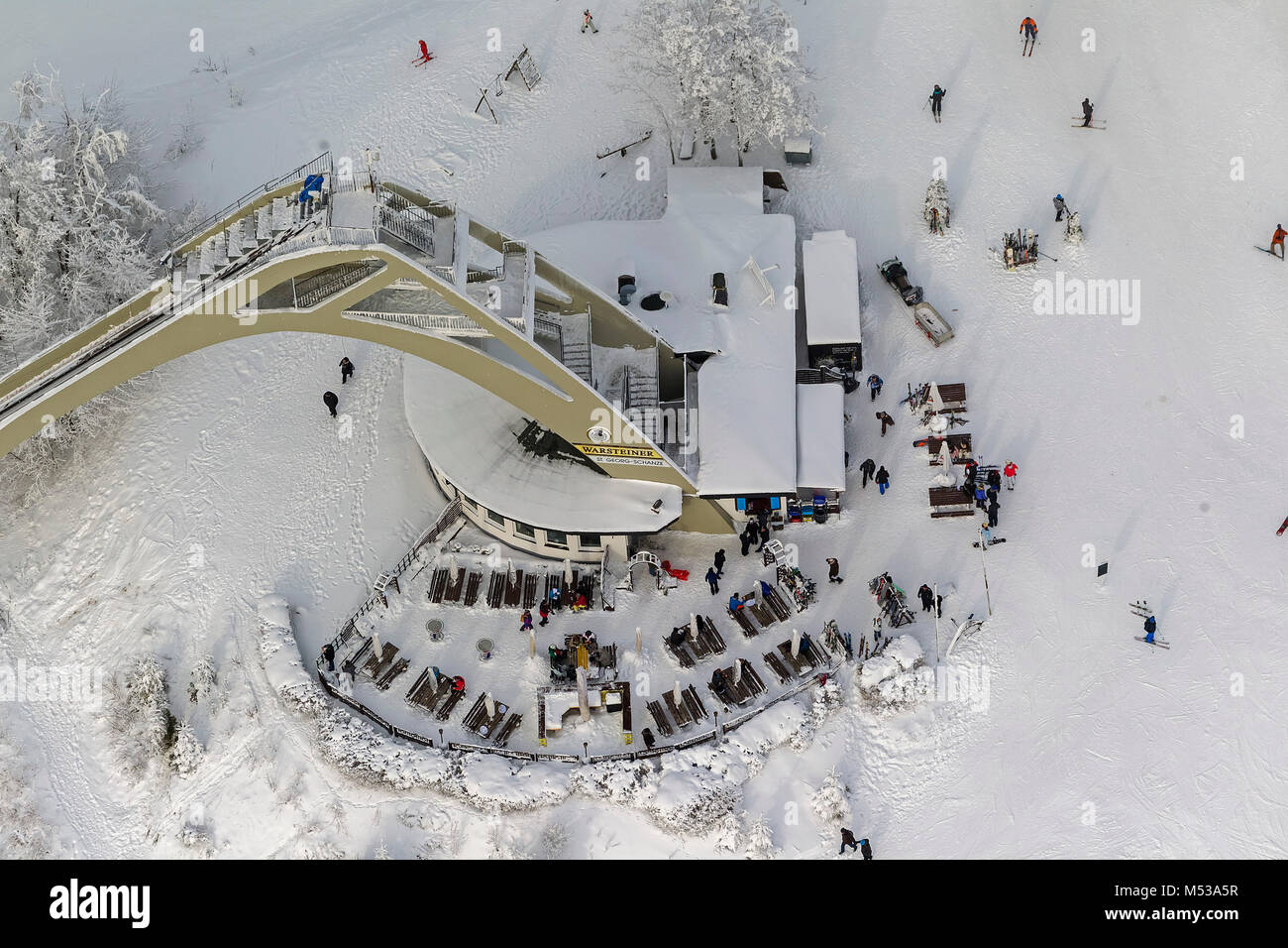 Luftaufnahme, St. Georg Schanze, Apres-ski, rest stop, Skilift, Schnee, Schlangen vor dem Skilift, Winter in Winterberg, Winterberg, Sauerland, Ho Stockfoto
