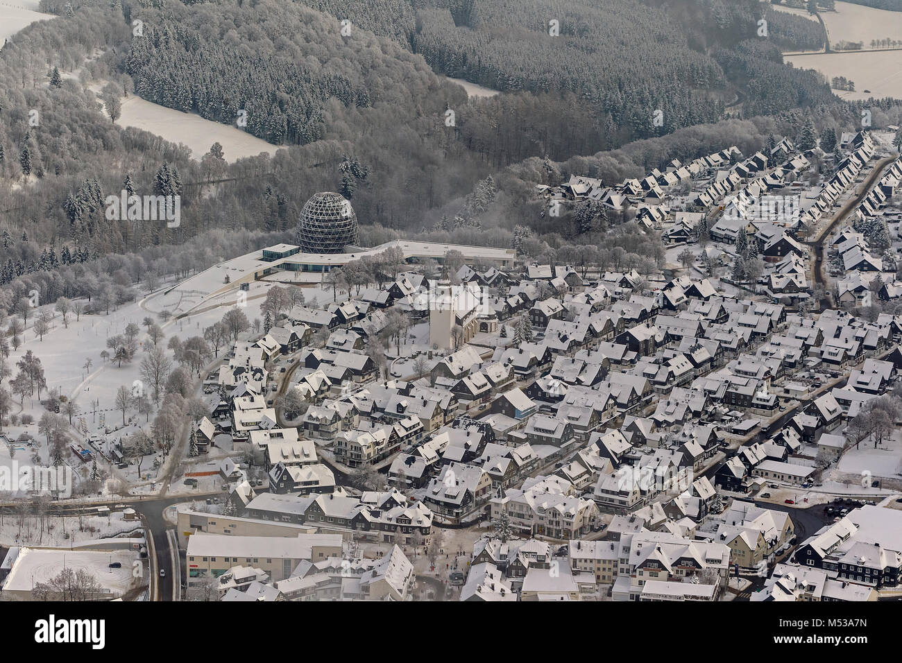 Luftaufnahme, St. Jakobus Kirche, in der Nähe von Winterberg Zentrum mit Tourismus Zentrum Oversum serviert, Winter in Winterberg, Winterberg, Sauerland, Hochsauerlandkreis, Stockfoto