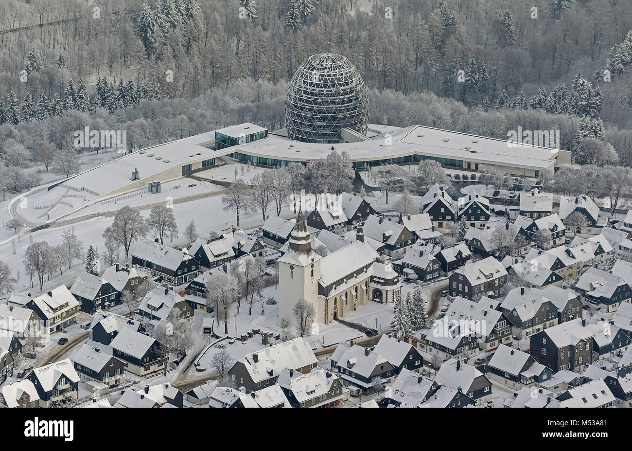 Luftaufnahme, St. Jakobus Kirche, in der Nähe von Winterberg Zentrum mit Tourismus Zentrum Oversum serviert, Winter in Winterberg, Winterberg, Sauerland, Hochsauerlandkreis, Stockfoto