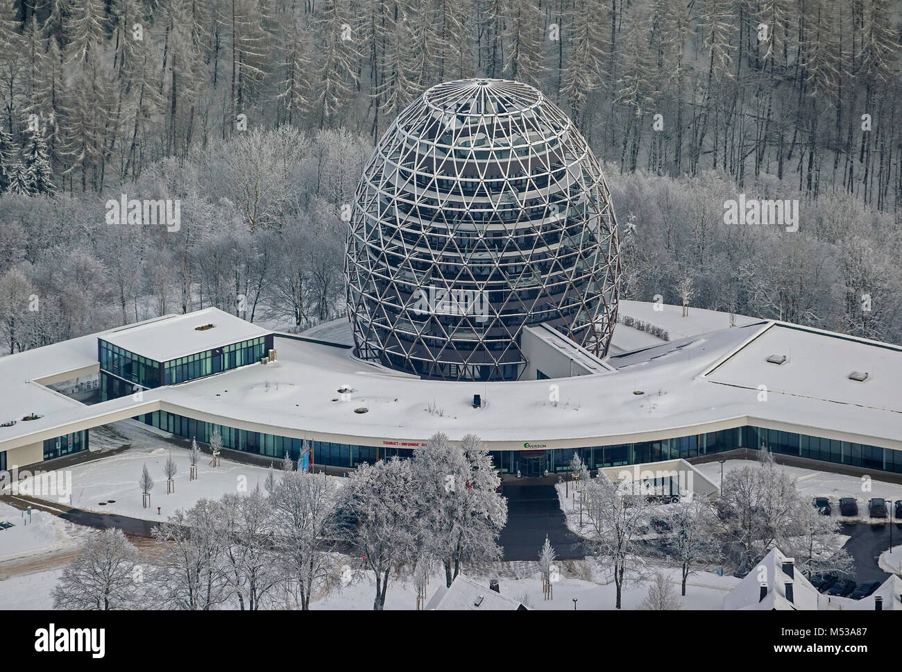 Luftaufnahme, Winterberg Zentrum mit Tourismus Zentrum Oversum serviert, Winter in Winterberg, Winterberg, Sauerland, Hochsauerlandkreis HSK,Rhine-Westpha Stockfoto