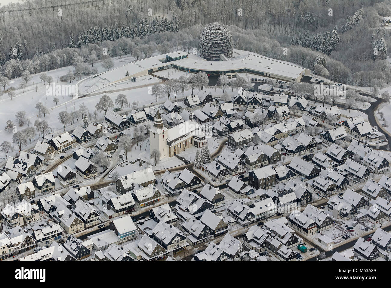 Luftaufnahme, St. Jakobus Kirche, in der Nähe von Winterberg Zentrum mit Tourismus Zentrum Oversum serviert, Winter in Winterberg, Winterberg, Sauerland, Hochsauerlandkreis, Stockfoto