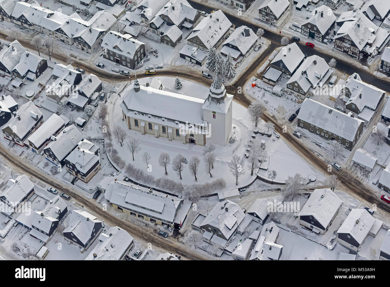 Luftaufnahme, St. Jakobus Kirche, in der Nähe von Winterberg Zentrum mit Tourismus Zentrum Oversum serviert, Winter in Winterberg, Winterberg, Sauerland, Hochsauerlandkreis, Stockfoto