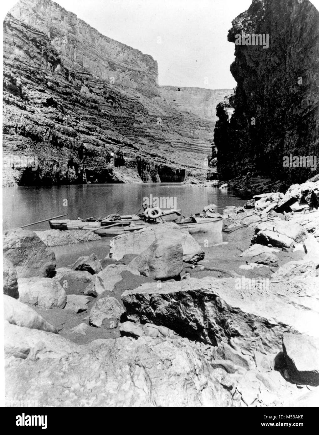 Boote von POWELL'S ZWEITE EXPEDITION IN DEN Marble Canyon. Sessel und leben die LICHTFORMEN. CIRCA 1872. Grand Canyon Nat Park historische Fluss Foto. Stockfoto