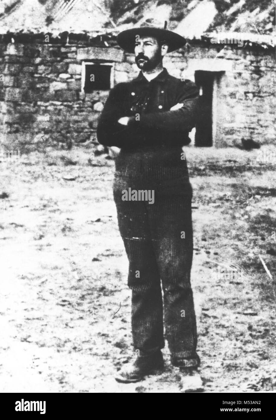 RIVER RUNNER, ELMER KANE steht mit verschränkten Armen an Lees Ferry. Dez 1889. NIMS. PUB. Grand Canyon Nat Park historische Fluss Foto. Stockfoto