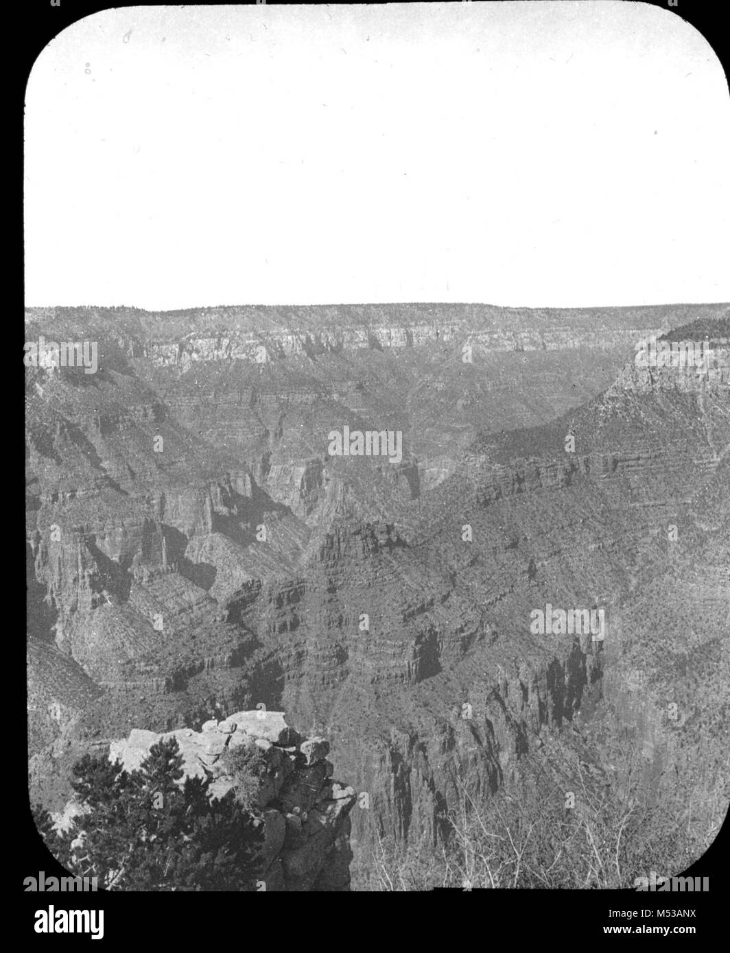 Schwarz und Weiß GLAS LATERNE schieben. LABEL LESUNG" AM OBEREN ENDE DES BRIGHT ANGEL CANYON STÖRUNGEN IM HINTERGRUND, GRAND CANYON, ARIZ F.E.M." ca. 1902 MIT EINER GRUPPE VON FOLIEN AUS DER MATTHES UMFRAGE EXPEDITION IM GRAND CANYON Grand Canyon - circa 1902 Matthes Übersicht von. Stockfoto