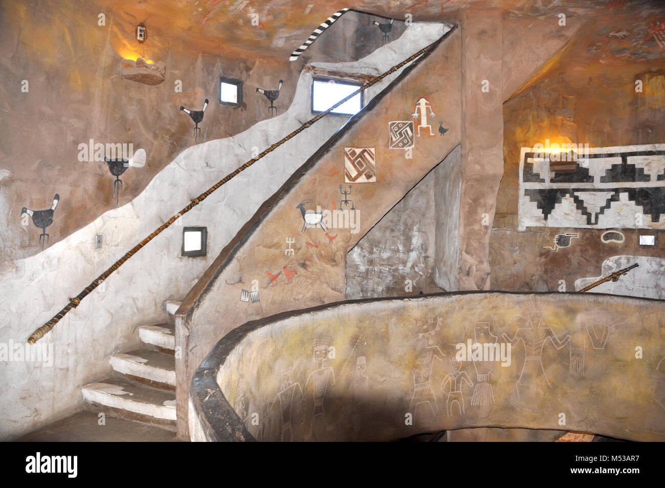 Innenraum der Desert View Watchtower, einer der prominentesten architektonische Merkmale auf den South Rim des Grand Canyon National Park, wurde im Jahr 2010 renoviert. Der Wachtturm wird am Desert View, der Östlichsten entwickelt der Bereich auf der South Rim des Grand Canyon National Park. Als nationales historisches Wahrzeichen, dem Turm im Jahre 1932 konstruiert wurde erkannt. Architekt Mary Elizabeth Jane Colter's Design nimmt seine Einflüsse aus der Architektur der Ancestral Puebloan Leute des Colorado Plateaus. Sie arbeitete auf die Gestaltung mit Hoffnung Handwerker der Tag, einschließlich gut Stockfoto