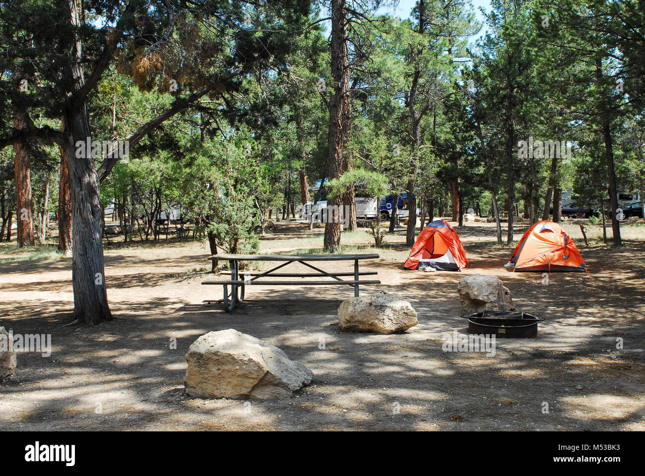 Mather Campground Antrieb - durch. - Keine Hook-ups. - 30-Fuß-Anhänger oder RV max. Das ganze Jahr über geöffnet. Vom National Park Service betrieben und im Grand Canyon Village gelegen, ist dieser Campingplatz bietet Zelt und RV Camping. Zugänglich Campingplätze und Toiletten sind vorhanden. Haustiere sind erlaubt, müssen aber stets angeleint werden, und dürfen nicht unbeaufsichtigt gelassen werden. Holz und Holzkohle Feuer nur in sofern Camping Grills gestattet. Keine Sammlung von unten Holz, Holz kann im General Store erworben werden. Wäscheservice und Duschen in der Nähe des Campingplatz gegen eine Gebühr. . Grand Canyon National Park Mather Campgr Stockfoto