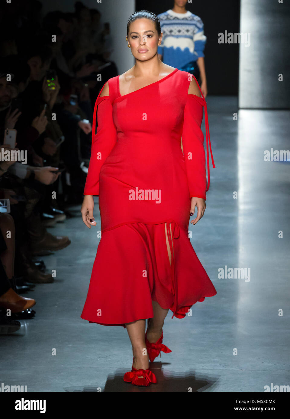 NEW YORK, NY - 11. Februar 2018: Ashley Graham geht der Start- und Landebahn die Prabal Gurung Herbst Winter Mode 2018 Show während der New York Fashion Week Stockfoto