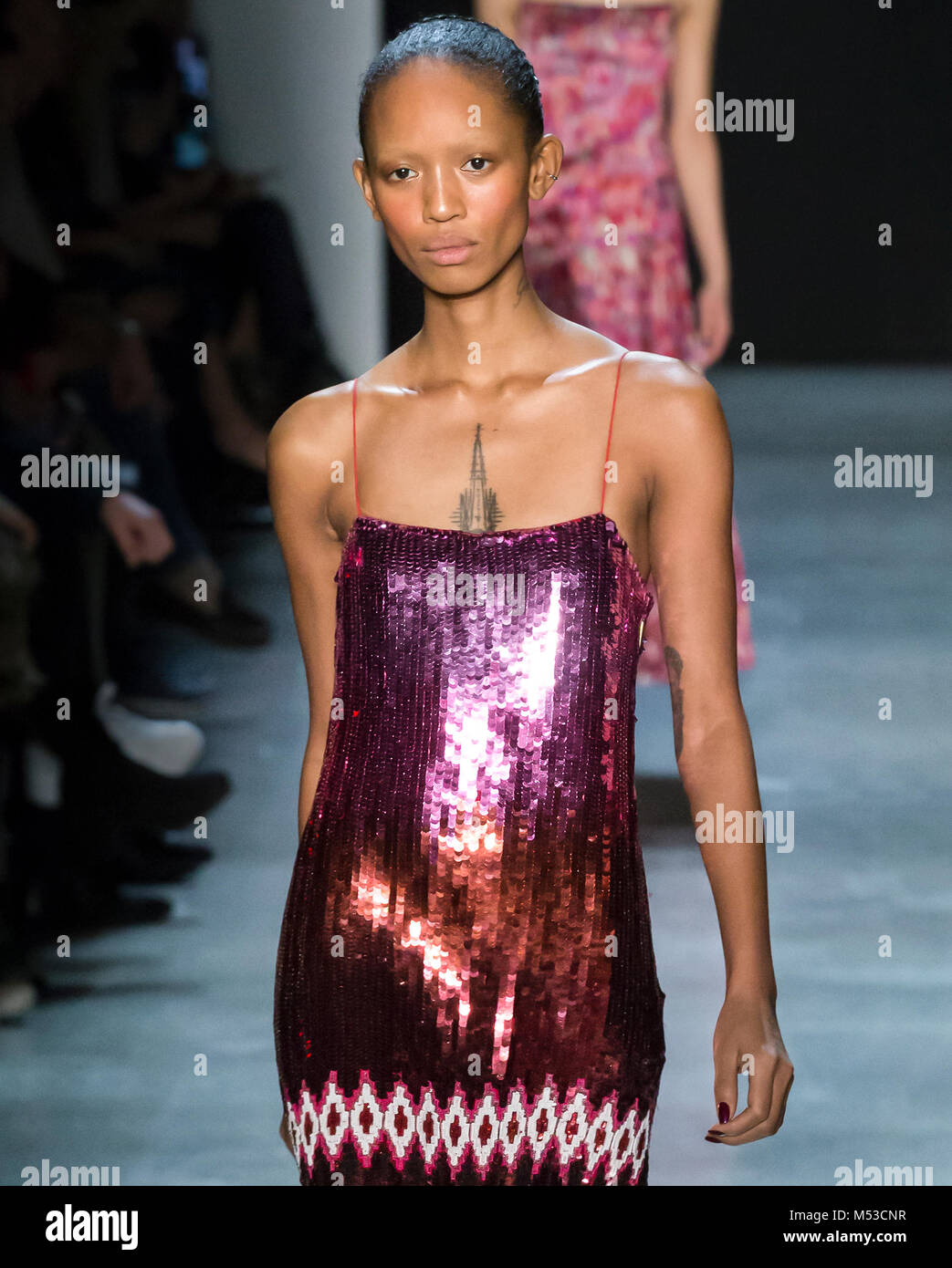 NEW YORK, NY - 11. Februar 2018: Adesuwa Aighewi geht der Start- und Landebahn die Prabal Gurung Herbst Winter Mode 2018 Show während der New York Fashion Week Stockfoto