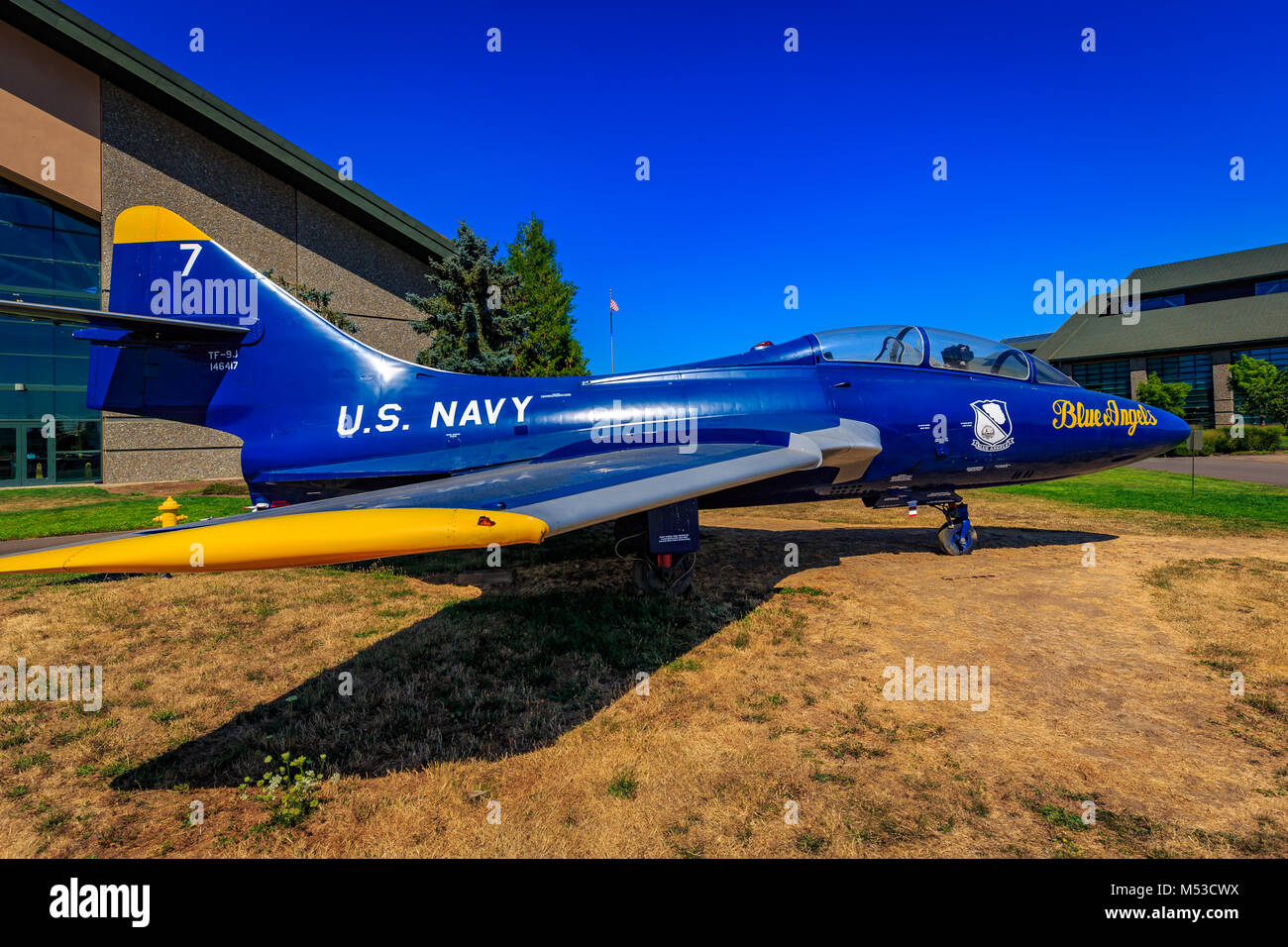 McMinnville, Oregon - 21. August 2017: Grumman TF-9 J Cougar Kampfflugzeuge in der Farbe der "Blaue Engel" auf dem Messegelände im Evergreen Aviation & S Stockfoto